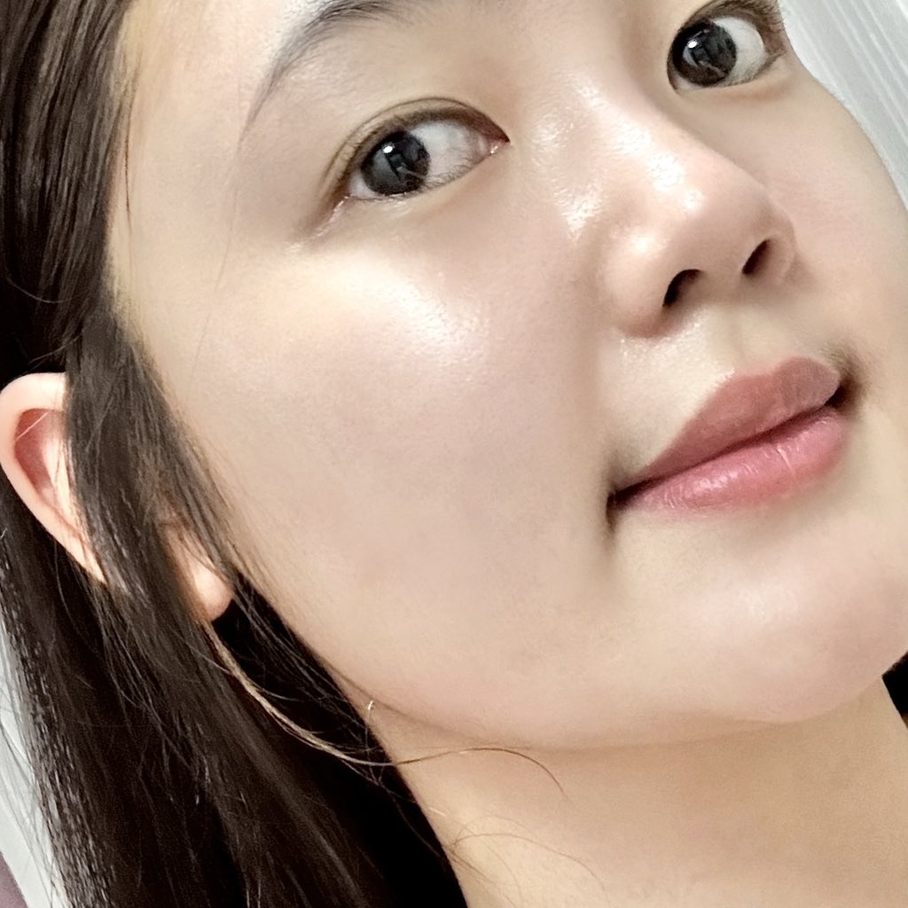 ชอบมากก! เซตครีม BOH BIO HEAL แบบ Day cream กับ Night cream คือแบบเออ ดีจริงงง เนื้อเกลี่ยง่ายมาก ไม่หนักหน้า ไม่เหนอะเลย ผิวดูอิ่มฟูขึ้นแบบจับได้ ชอบฟีลหลังทามากกก ผิวละเอียดขึ้นมาก ผิวข้างแก้มมันดีขึ้น ริ้วรอยตื้นลง ผิวเฟิร์มขึ้นแบบเห็นได้ชัดเลย ใช้สองตัวคู่กันคือครบมาก