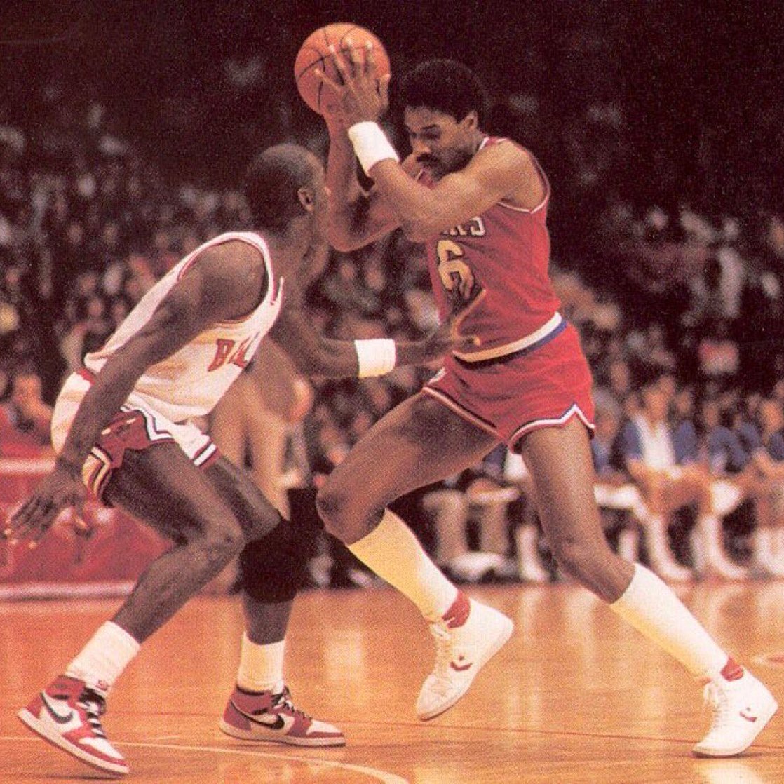 sneakermarketro's tweet image. On this day 41 years ago (November 17th, 1984) Michael Jordan wears the first Air Jordan 1 High (in the &quot;Chicago&quot; colourway) in a regular-season game against Dr. J (Julius Erving) and the Philadelphia 76ers 🔥🎯