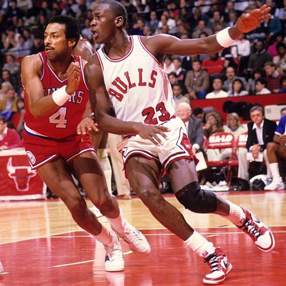 sneakermarketro's tweet image. On this day 41 years ago (November 17th, 1984) Michael Jordan wears the first Air Jordan 1 High (in the &quot;Chicago&quot; colourway) in a regular-season game against Dr. J (Julius Erving) and the Philadelphia 76ers 🔥🎯