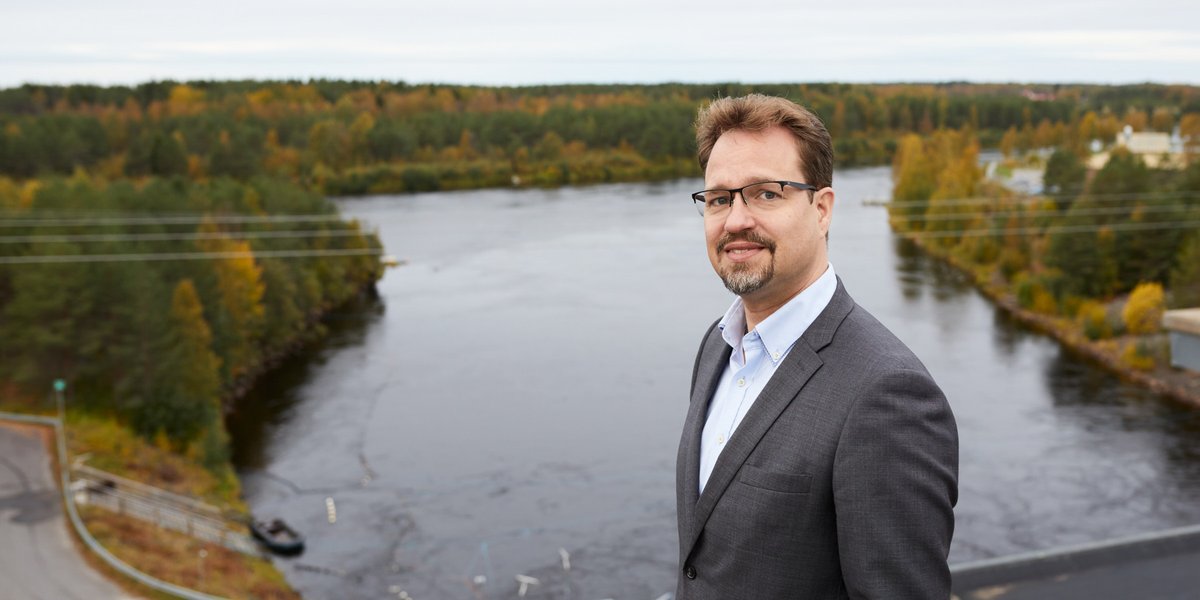 Vesivoima paikkaa tehokkaasti sähköntuotannon vaihtelua, jotta sähkön kulutusta ei tarvitse suitsia liikaa. Sähköntuotannossa olla todella suuri ero päivästä toiseen. Tämän takia #vesivoima'lan virtaama vaihtelee. Lue <a href="/PulliJani/">Jani Pulli</a> s. 2 pohjolanvoima.fi/wp-content/upl…  #PVOVesivoima
