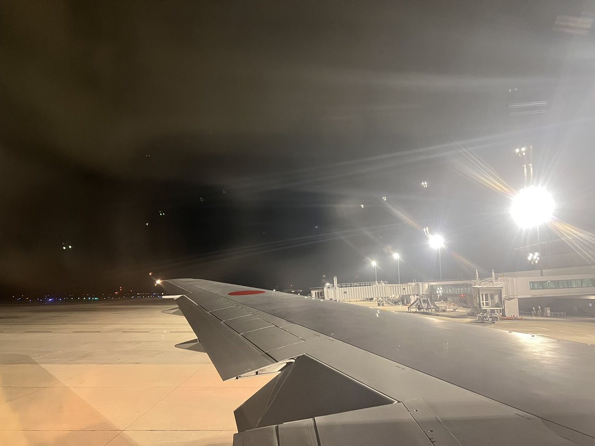 cervomontagna's tweet image. アナザースカイを聴きながら機内へ
流石に広島日帰りはキツかった
往路便は嬉しいB767-300
満席フライトでも窓側確保
NH684 HIJ-HND
#ANA
#全日空
#B767
#広島