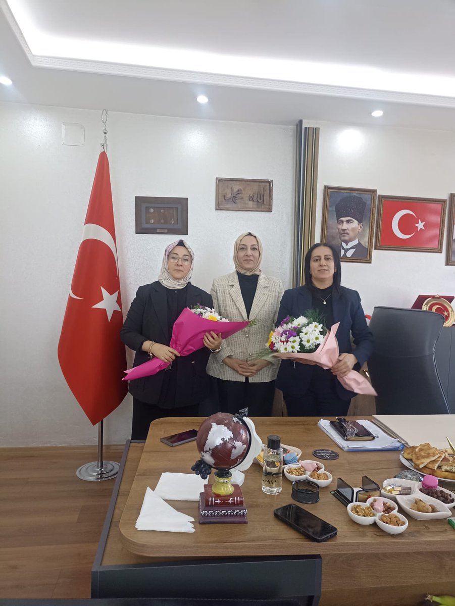 Bir dizi programa katılmak üzere ilimize teşrif eden; Doğu Anadolu Bölge Koordinatörümüz <a href="/zerrin_arslan/">Zerrin Arslan</a> ve İl Koordinatörümüz <a href="/MunevverErtus/">Münevver ERTUŞ</a>,İl Kadın Kolları Başkanlığımızı ziyaret ederek,Kadın Kolları Başkanımız <a href="/zerrin_alpaslan/">Zerrin Alpaslan</a>’ı makamında ziyaret ettiler. 

<a href="/tugbaisikercan/">Tuğba IŞIK ERCAN</a>