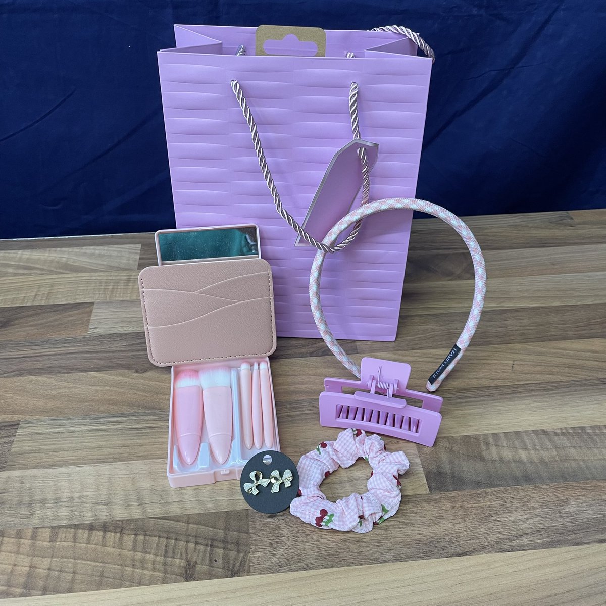 Scotia_Books's tweet photo. Happy Monday 
We are open to 7pm today 
We have amazing instore deals on our gift items. Perfect for Christmas and stocking fillers 
Get in for a look 👀

Remember we Open 9.30am for November 

Schools / nurseries please can you call us on 01236 826041 to book to shop - Thank you https://t.co/ssG99rJbw0