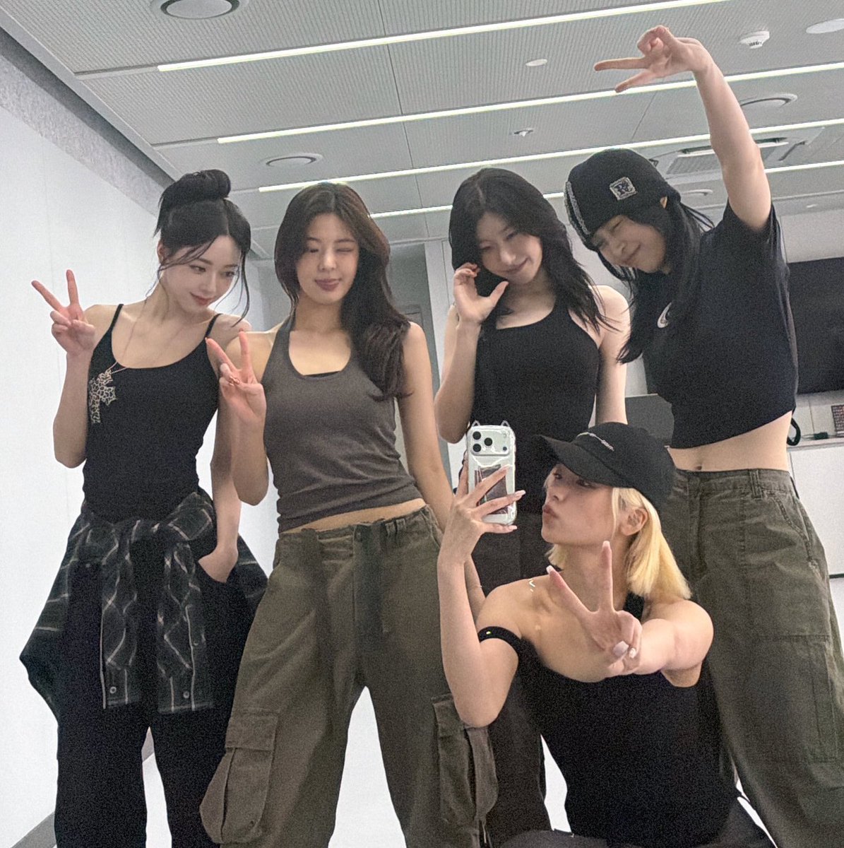dailyryujins's tweet image. love all 5 of them so much