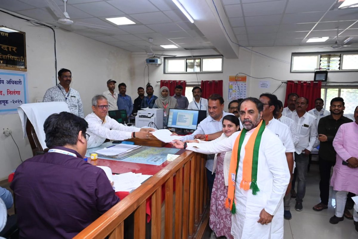 sambhajipatil77's tweet image. कमळाला मतदान म्हणजे निलंग्याच्या मातीला मतदान..!
आपला निलंगा, आपला स्वाभिमान!

निलंगा परिषद निवडणूक २०२५ च्या पार्श्वभूमीवर आज हजारो भाजपा समर्थकांच्या उपस्थितीमध्ये नगराध्यक्ष पदासाठी व नगरसेवक पदासाठी इतर उमेदवारांचे अर्ज दाखल करण्यात आले. निलंगानगरीचे शक्तिस्थान असलेल्या भगवान…