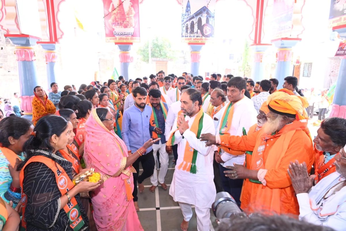 sambhajipatil77's tweet image. कमळाला मतदान म्हणजे निलंग्याच्या मातीला मतदान..!
आपला निलंगा, आपला स्वाभिमान!

निलंगा परिषद निवडणूक २०२५ च्या पार्श्वभूमीवर आज हजारो भाजपा समर्थकांच्या उपस्थितीमध्ये नगराध्यक्ष पदासाठी व नगरसेवक पदासाठी इतर उमेदवारांचे अर्ज दाखल करण्यात आले. निलंगानगरीचे शक्तिस्थान असलेल्या भगवान…