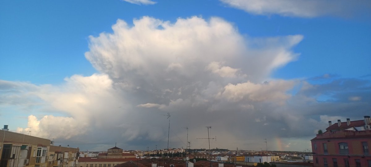 Cumulonimbus capillatus 🤩
#Badajoz 
<a href="/tiempobrasero/">Tutiempo</a> <a href="/AEMET_Esp/">AEMET</a> <a href="/AEMET_SINOBAS/">SINOBAS</a> <a href="/cextremadura/">Canal Extremadura</a> <a href="/ElTiempoes/">Eltiempo.es</a> <a href="/josestormchaser/">Todo lo imposible</a> <a href="/jrambaud/">Jose Rambaud</a> <a href="/MeteoBadajoz/">MeteoBadajoz</a> <a href="/MeteoiberiaEs/">Meteoiberia</a> <a href="/meteocastuera/">Álvaro Hurtado ™ ⛈️ 🌬☔️⚡️📸📹</a> <a href="/MeteoredES/">Meteored España</a> <a href="/objtormentas/">Objetivo Tormenta (David Mancebo)</a> <a href="/Patrigamero1/">Patrigamero</a> @ syer domingo en Badajoz mirando hacia #Huelva