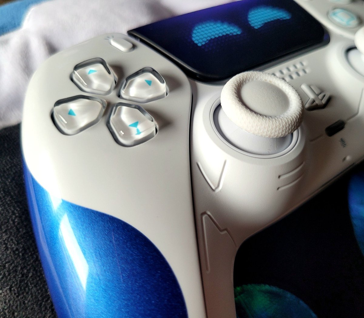 Ennossuke's tweet image. No sé si ponerme a jugar o darle un abrazo al mando de Astro Bot. ¡Qué cosa más bonita de mando! 💙🤍

#AstroBot #PS5 #DualSense