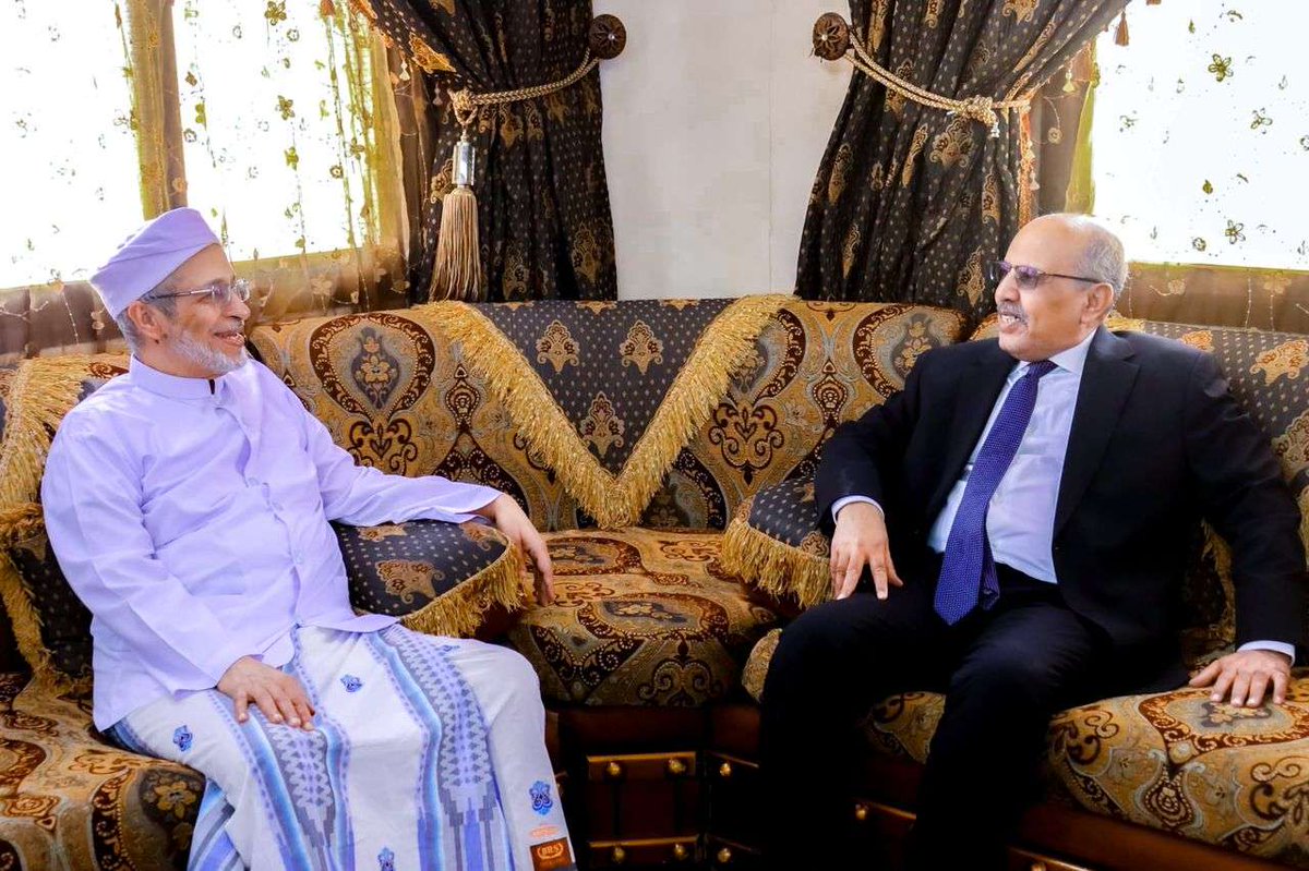 الكثيري يطّلع على أوضاع جامعة الأحقاف وتخصصاتها الأكاديمية

الإثنين ١٧ نوفمبر ٢٠٢٥

زار الأستاذ علي عبدالله الكثيري، رئيس الجمعية الوطنية للمجلس الانتقالي الجنوبي، اليوم الاثنين، البروفيسور السيد عبدالله بن محمد باهارون، رئيس جامعة الأحقاف، في منزله بمدينة المكلا.

واطّلع