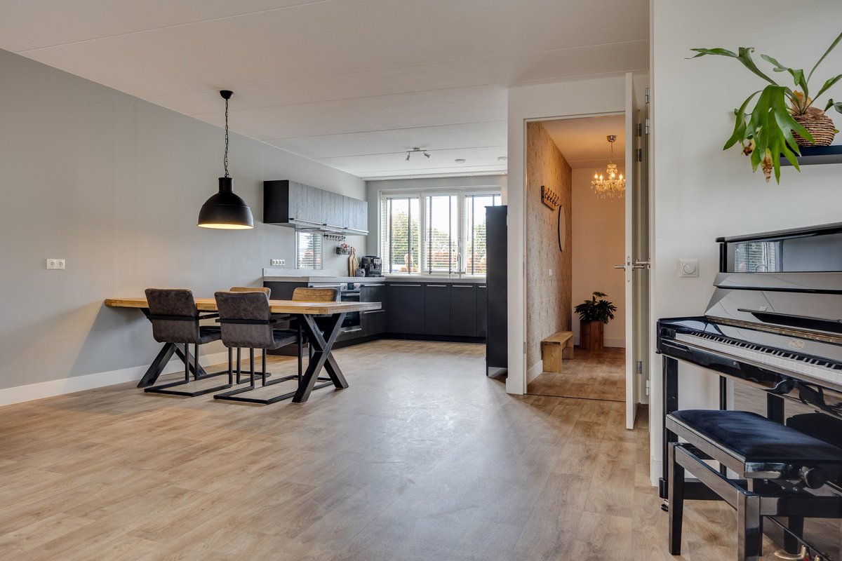 Sinds enkele dagen staat ons mooie huis in #Elst UT te koop! Wij hopen medio volgend jaar weer richting Veenendaal te verhuizen. Kijk snel op funda.nl/detail/4314942…