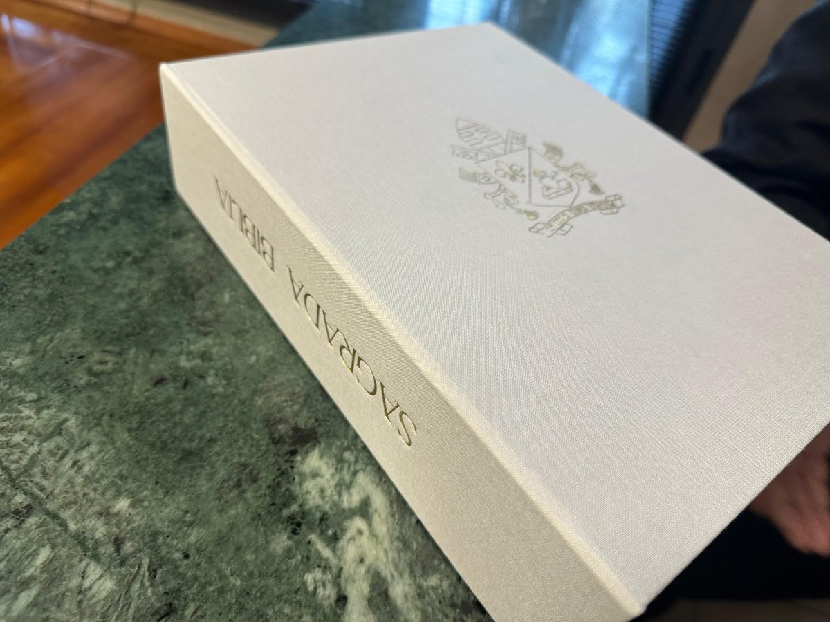 🇻🇦El <a href="/CardenalCobo/">Cardenal José Cobo</a>, como miembro de la Comisión Ejecutiva de la <a href="/Confepiscopal/">ConferenciaEpiscopal</a>, ha visitado esta mañana al #PapaLeonXIV

➡️Durante el encuentro, la Comisión Ejecutiva ha entregado al <a href="/Pontifex_es/">Papa León XIV</a> una edición especial de la Santa Biblia como obsequio