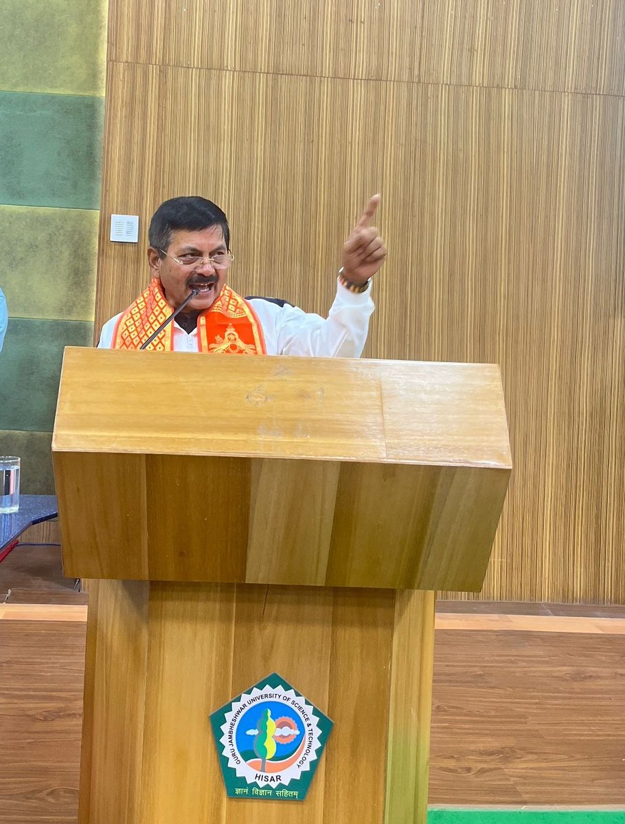 PhanindranathS3's tweet photo. एक राष्ट्र, एक चुनाव व पंच परिवर्तन के विषय पर गुरु जम्भेश्वर विश्वविद्यालय, हिसार में विचार संगोष्ठी में हिस्सा लिया।
भाजपा जिला अध्यक्ष आशा खेदड़ जी, पूर्व मंत्री अनूप धानक जी, नलवा से विधायक रणधीर पनिहार जी, जिला की युवा तरुणाई व अन्य गणमान्य व्यक्तियों ने इसमें भाग लिया। युवाओ ने इस संगोष्ठी में अपने विचार सांझा किए व इस विषय को समाज में आगे बढ़ाना चाहिए इस बात  पर भी अपनी सहमति दर्ज कराई। इस कार्यक्रम के संयोजक सन्नी नारा व प्रसन्नता चावरिया जी रहे।