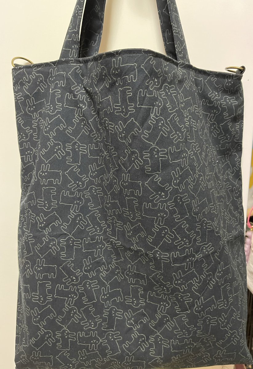 Oxql5c0's tweet image. 作家さんの素敵な生地で！
BIGトートバッグ完成です♪

真っ黒でカッコイイトートバッグに仕上がりました🐰
チモシー入る大きなサイズです✨