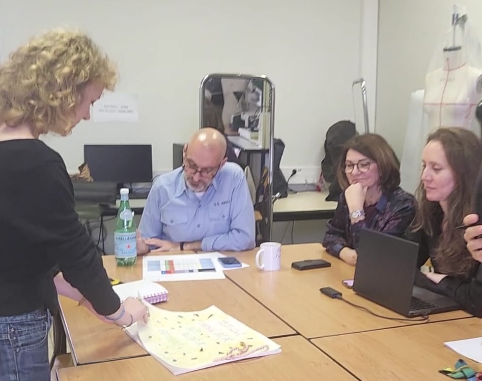 👗 Les étudiants de 1ère année BTS Mode travaillent sur leurs dossiers de style en vue du prochain défilé de mode SI VERSAILLES M’ÉTAIT COUSU. 
Entre recherches, croquis et choix de matières, les silhouettes prennent forme peu à peu… ✂️🧵

#fashionshow2026