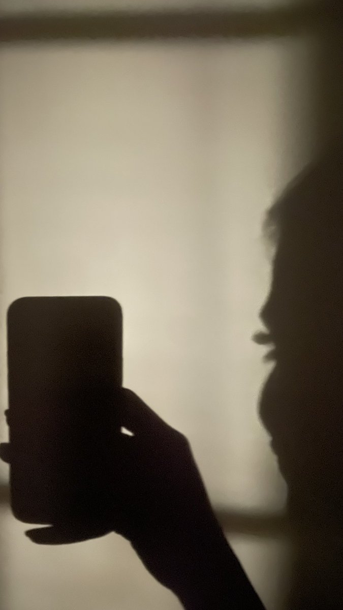 أموت ومماتي حاجةٍ ميّتٍ منها
سترتك ورا طرفٍ عليه الرموش أستار

ضمنتك بـ عيني والمقادير ما أضمنها
مدام السحا من فطرته يرتديه أخمار

فـ أنا اللي تعيّي شيمتي ما تعاينها
مثل مايراعون الدواسر حقوق الجار

أراعيك عن همس المناقيد وألسْنها
وش أحسن من الحسناء وش أصعب من المحتار