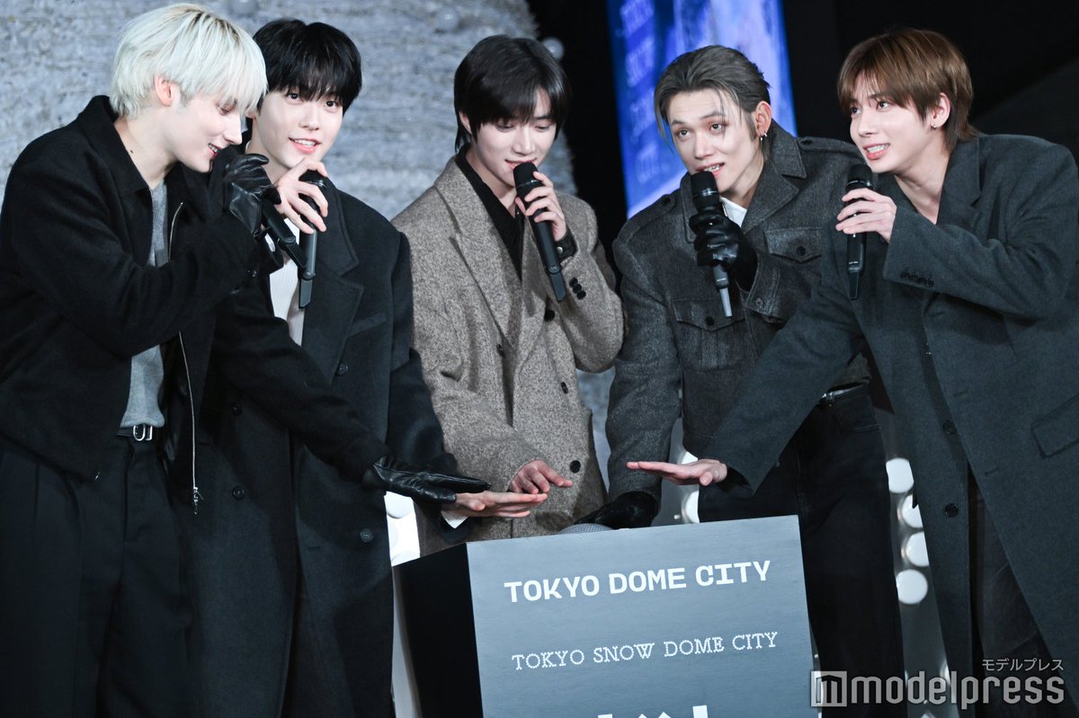 modelpress's tweet photo. 【写真追加中📸】TOMORROW X TOGETHER
東京ドームシティに降臨🎄✨️

点灯の瞬間をキャッチ📸
2026年1月 東京ドーム2Daysも控える🎤

🔻ソロ写真全員追加
https://t.co/xpWiVCdMmJ

#TOMORROW_X_TOGETHER @TXT_bighit_jp https://t.co/9krTb7dzts