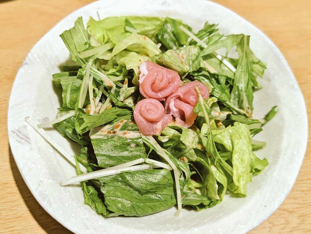 MarronTree's tweet image. 本日のお献立

レタスと水菜の生ハム薔薇サラダ
新スープカップでクラムチャウダー
みたらし団子とすくなかぼちゃの肉巻きソテー
茄子と枝豆入りのボロネーゼ

ボロネーゼのお味いい具合に決まった〜\( ˆ ˆ )/
デザインに惹かれて買ったシマエナガのスープカップ、素材がストーンで冷めにくいスゴイ！