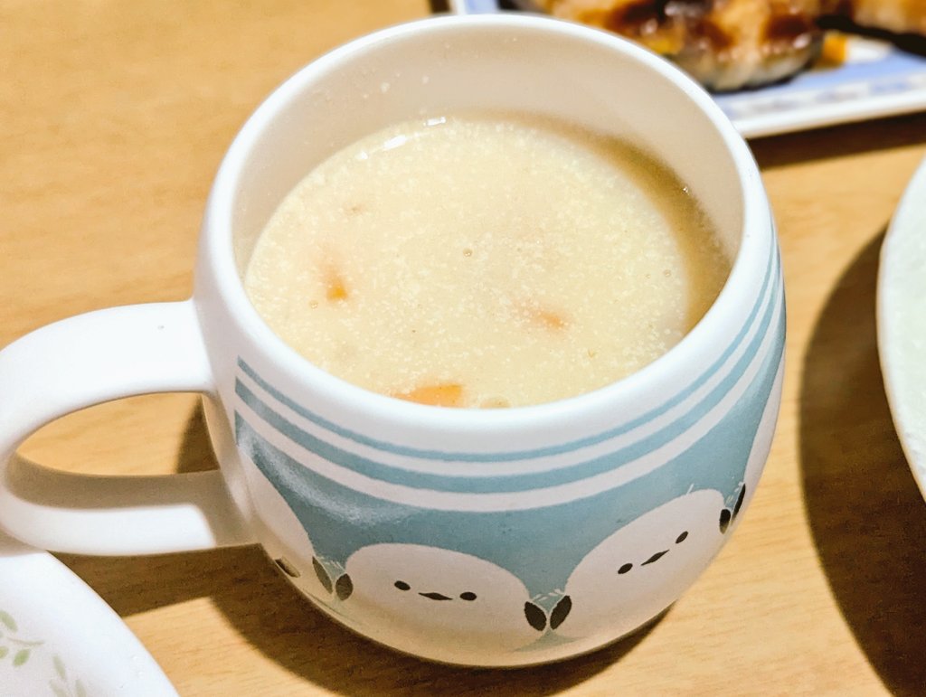 MarronTree's tweet image. 本日のお献立

レタスと水菜の生ハム薔薇サラダ
新スープカップでクラムチャウダー
みたらし団子とすくなかぼちゃの肉巻きソテー
茄子と枝豆入りのボロネーゼ

ボロネーゼのお味いい具合に決まった〜\( ˆ ˆ )/
デザインに惹かれて買ったシマエナガのスープカップ、素材がストーンで冷めにくいスゴイ！