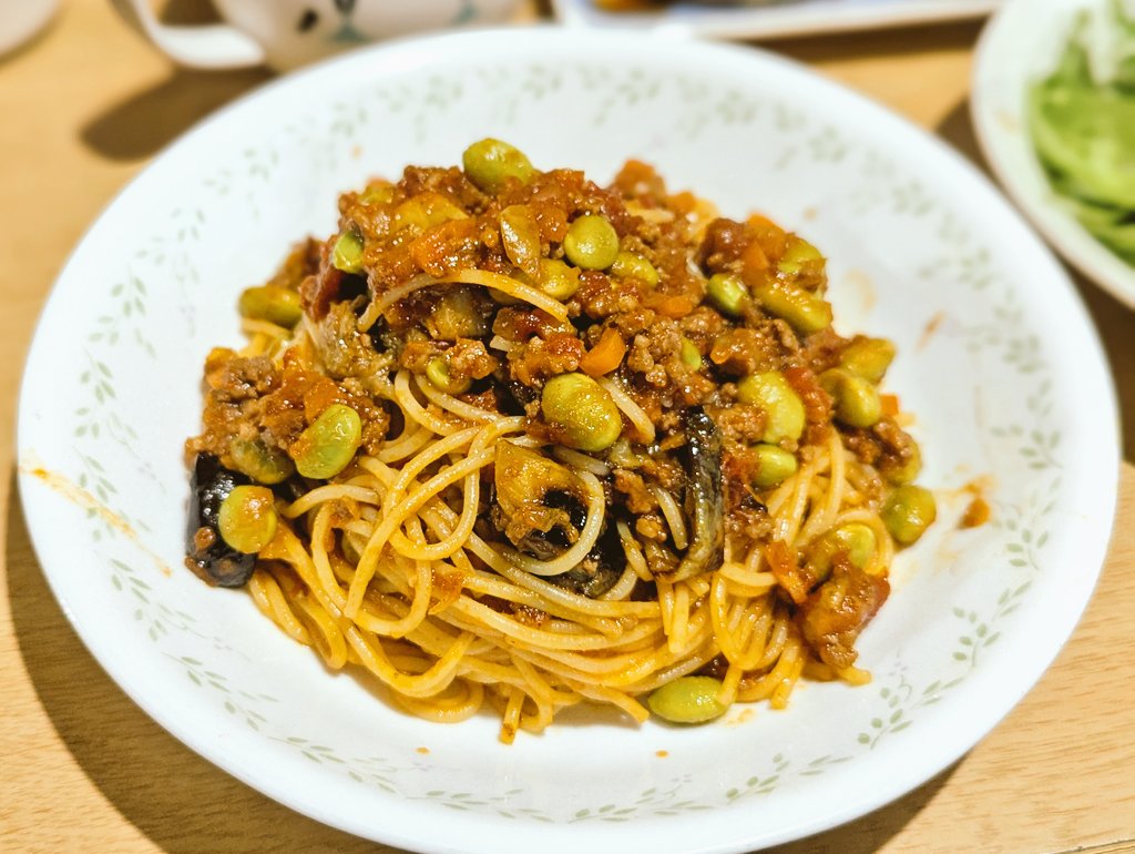 MarronTree's tweet image. 本日のお献立

レタスと水菜の生ハム薔薇サラダ
新スープカップでクラムチャウダー
みたらし団子とすくなかぼちゃの肉巻きソテー
茄子と枝豆入りのボロネーゼ

ボロネーゼのお味いい具合に決まった〜\( ˆ ˆ )/
デザインに惹かれて買ったシマエナガのスープカップ、素材がストーンで冷めにくいスゴイ！