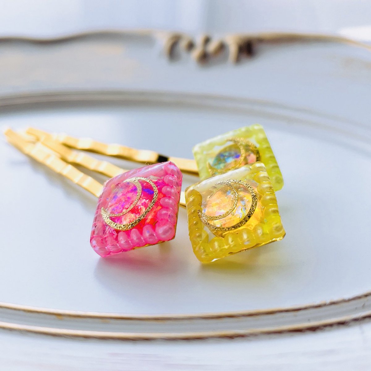 ときめきの瞬間を閉じ込めて 《レジン》ヘアピン / パステルムーン