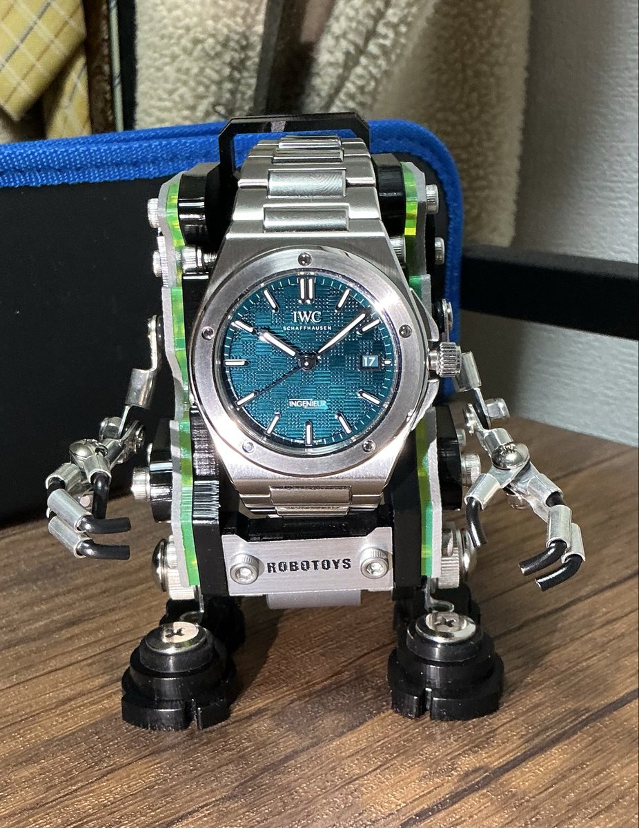 KJ_Project331's tweet image. robotoysのロボット型ウォッチスタンドとインヂュニア。かわちい。

#インヂュニア #328903 #iwc #robotoys