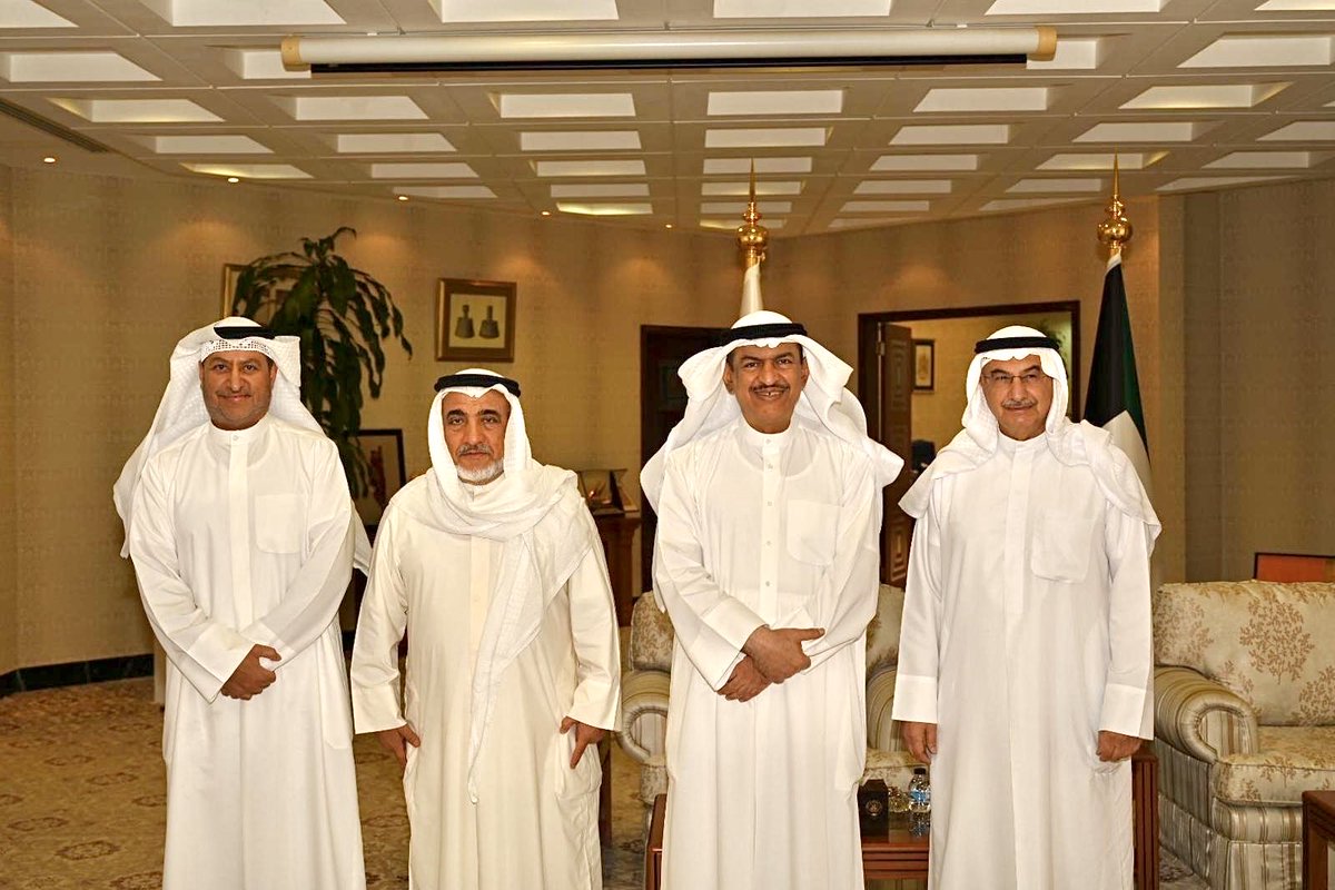 محافظ الجهراء يستعرض مع وفد النجاة الخيرية مشاريع تعليمية جديدة لخدمة أبناء المحافظة

استقبل معالي محافظ الجهراء السيد حمد جاسم الحبشي في مكتبه بديوان عام المحافظة وفد جمعية النجاة الخيرية برئاسة:
 فيصل عبدالعزيز الزامل – رئيس مجلس إدارة جمعية النجاة الخيرية
والدكتور رشيد حمد