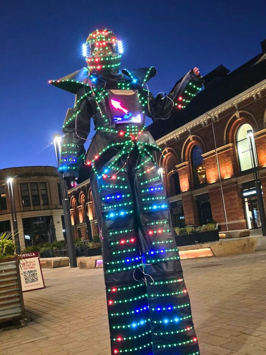 While exploring the city at #LincolnIceAdventure on 6 and 7 December, our walk around performers will be spreading the festive magic both uphill and on the High Street ❄️

Catch the bubble elf, icicle princess, carol singer, and even a light-up glowbot across the weekend!
