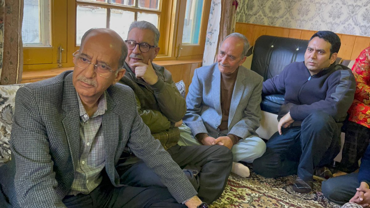 JKNC_'s tweet image. JKNC delegation led by senior leader and Advisor to the Hon’ble Chief Minister, @nasirsogami along with Provincial President (Kashmir) Showkat Ahmad Mir and District President (Srinagar) Pir Afaq Ahmad visited the residences of Constable Showkat Ahmad Bhat in Qamarwari and…