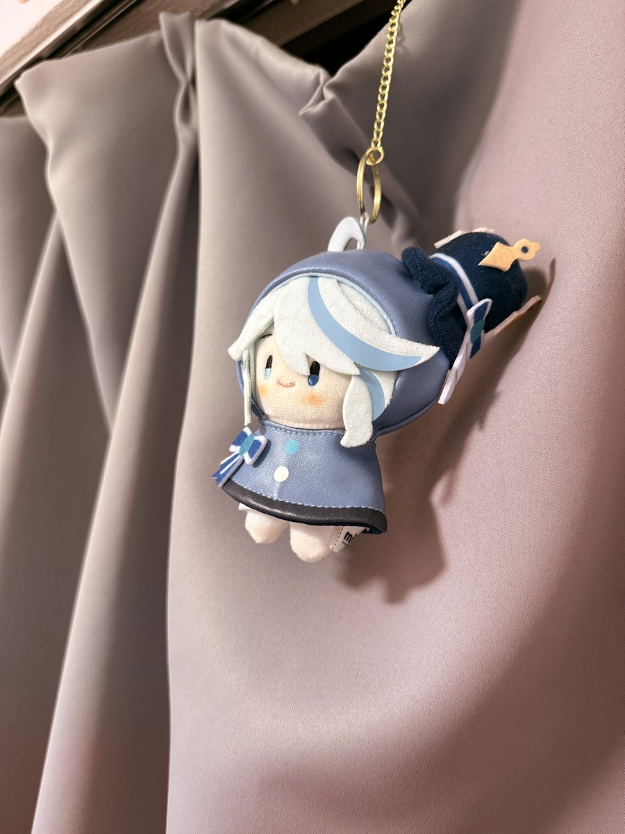 yuuthree_cc's tweet image. 今週1週間の内、3日ロケ撮なので、てるてる坊主(フリーナver)吊るしておきました🧸

明日は原神！（◜•𖥦•◝ ♦︎）💫楽しみ✨