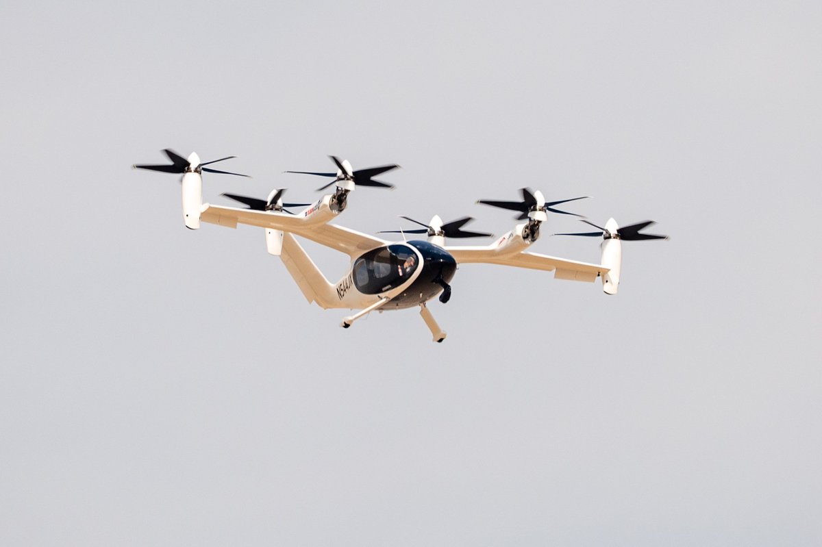 ShyamVimalKumar's tweet image. Joby&apos;s, @jobyaviation, first eVTOL takes off during the Dubai Air Show 2025!

Via @airwaysmagazine 

#DAS2025 #eVTOL