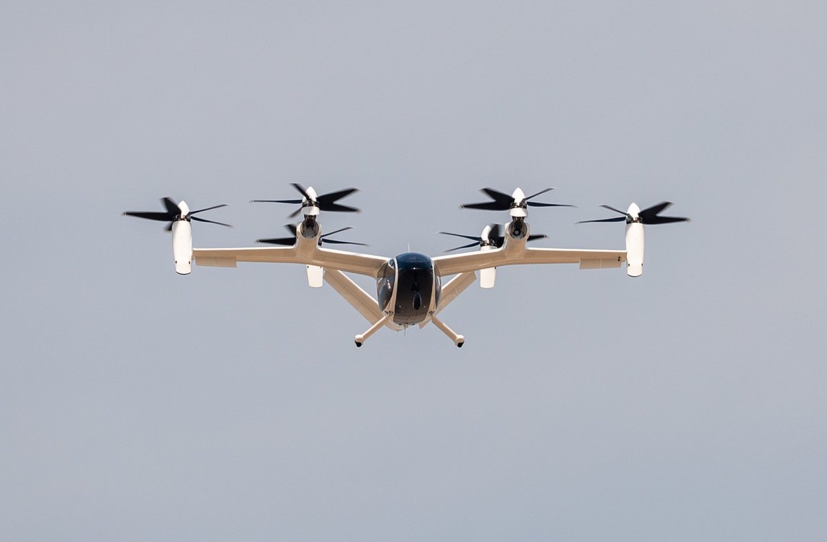 ShyamVimalKumar's tweet image. Joby&apos;s, @jobyaviation, first eVTOL takes off during the Dubai Air Show 2025!

Via @airwaysmagazine 

#DAS2025 #eVTOL