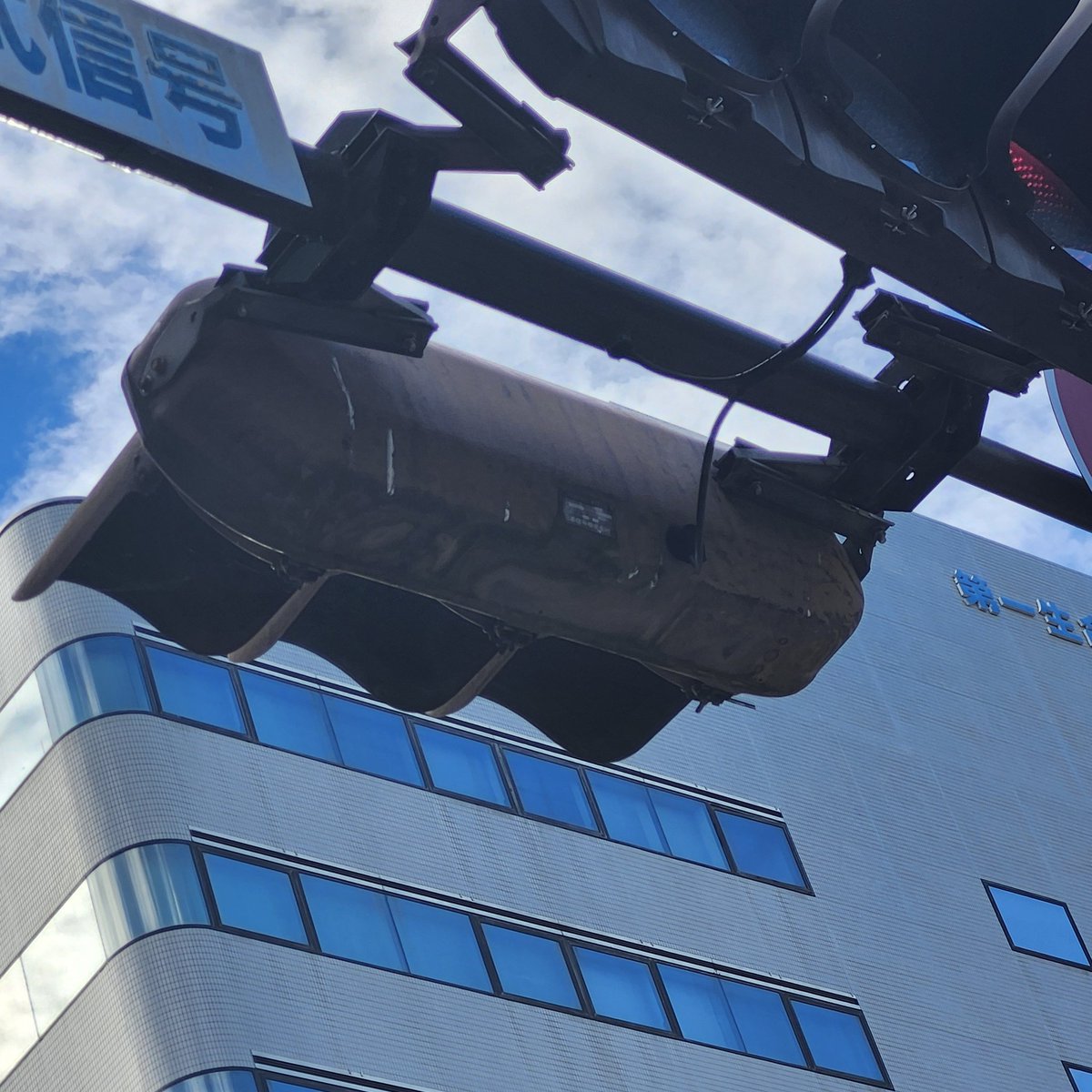 modoki_Signal1's tweet image. 残念ながら熊本から
日信鉄板灯器300が絶滅してしまいました…
37年間交通整理お疲れ様でした…
拡散希望!!