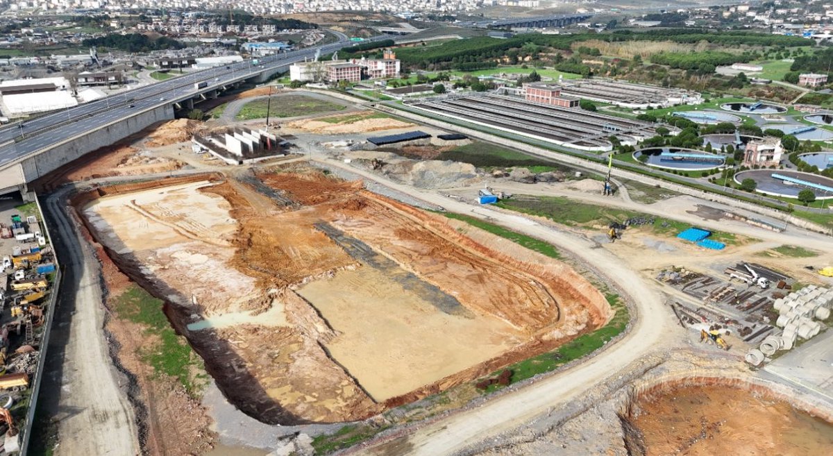 Atık su arıtma tesisi yatırımlarımız artarak devam ediyor. Anadolu yakasında 5 ilçemize (Sancaktepe, Sultanbeyli, Çekmeköy, Maltepe, Pendik) hizmet verecek olan PAŞAKÖY 3. KADEME İLERİ BİYOLOJİK ATIK SU ARITMA TESİSİ İNŞAATI hız kazandı. 100 bin m3/gün kapasiteli yeni tesisimiz