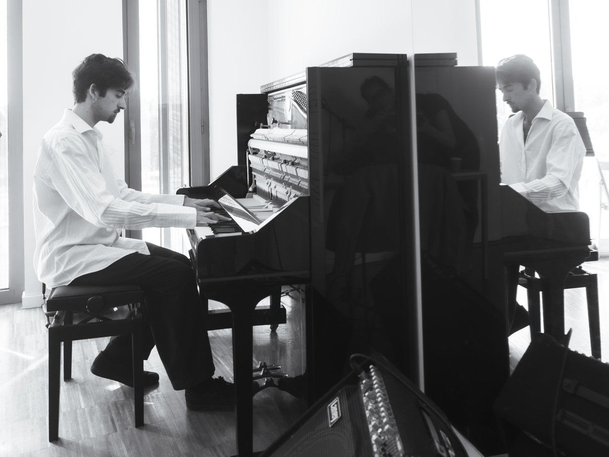 Aquest divendres, @caigodayol en concert a la <a href="/casaelizalde/">La Casa Elizalde</a> de Barcelona presentant el nou EP "Sol" i l'àlbum "Reflex". Una pista: youtube.com/watch?v=1HUuLO…