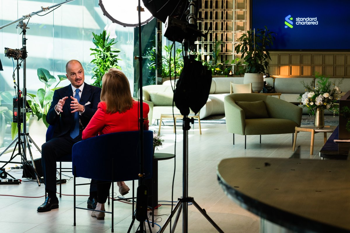 StanChart's tweet image. Catch our Group CFO Diego De Giorgi on @BloombergTV this week as he speaks to Anna Edwards on driving strategy, resilience and growth in an ever-changing world.  

Tune in at 21:30 EST Wednesday, 19 November or 18:30 GMT on Thursday, 20 November.  

#Leadership #Finance…