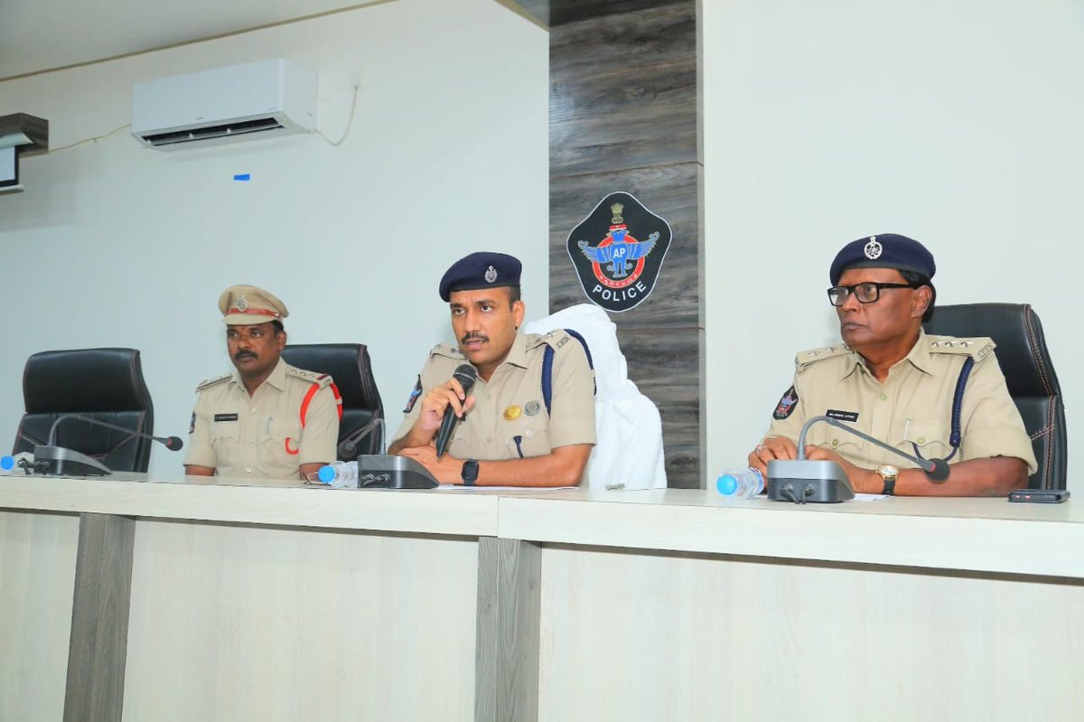 police_guntur's tweet image. మాదక ద్రవ్యాలను (MDM) అమ్ముతున్న, కొంటున్న 06 మంది యువకులను అరెస్ట్ చేసిన పాత గుంటూరు పోలీసులు.......
@APPOLICE100 
##GunturDistrict 
#AntiDrugOperation 
#NarcoticsControl 
#GanjaSeizure 
#PoliceArrests 
#CrimeControl
 #YouthSafety 
#LawAndOrder 
#DrugAwareness