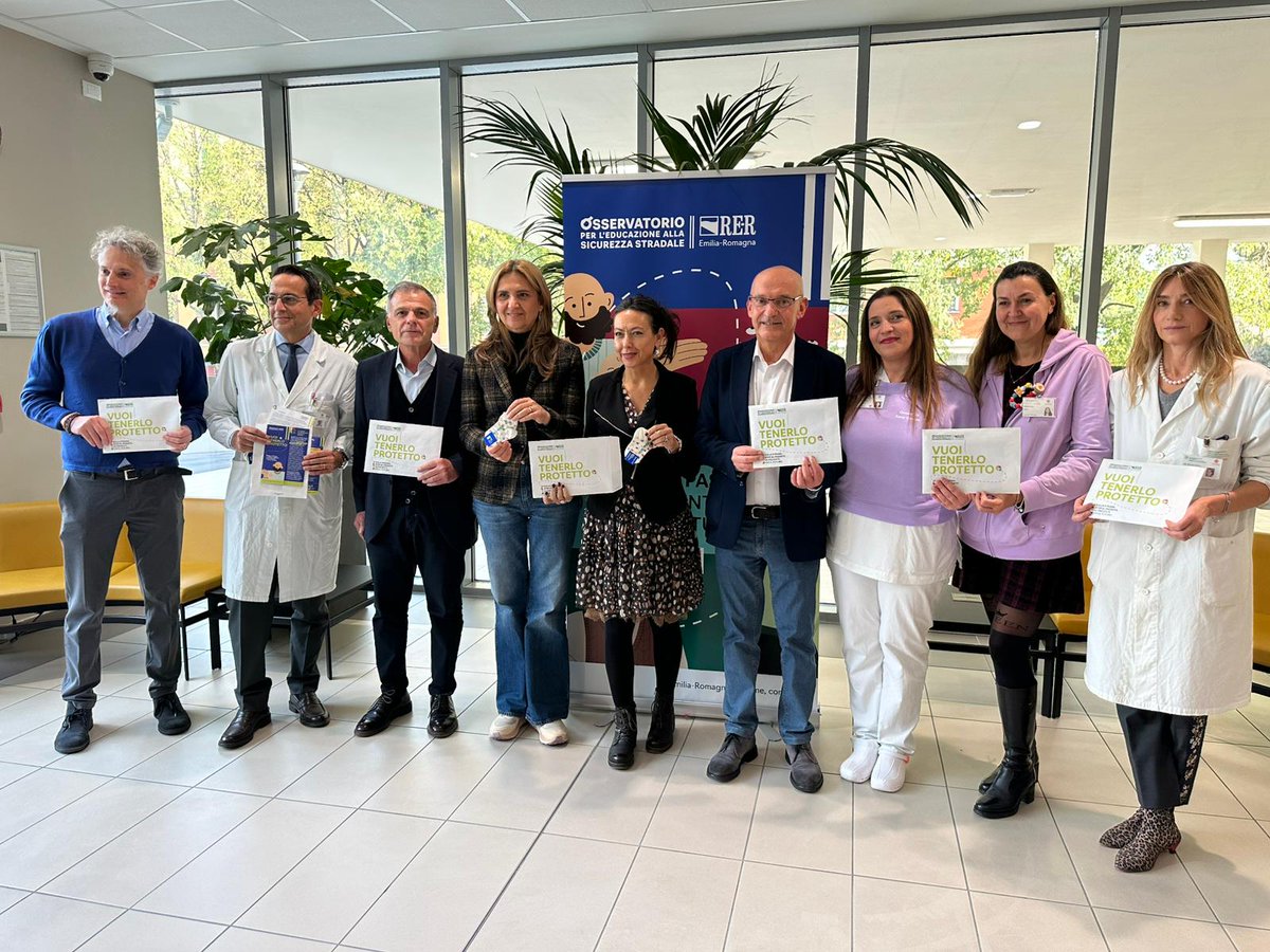 RegioneER's tweet image. #Mobilità. #TieniloProtetto, dal Policlinico Sant’Orsola di #Bologna la campagna regionale per sicurezza dei più piccoli: distribuita a neomamme busta con il primo kit da 0-5 anni. @irene_priolo e Fabi: “La sicurezza è il primo abbraccio”
La #notizia 👉 regioneer.it/SicurezzaStrad…