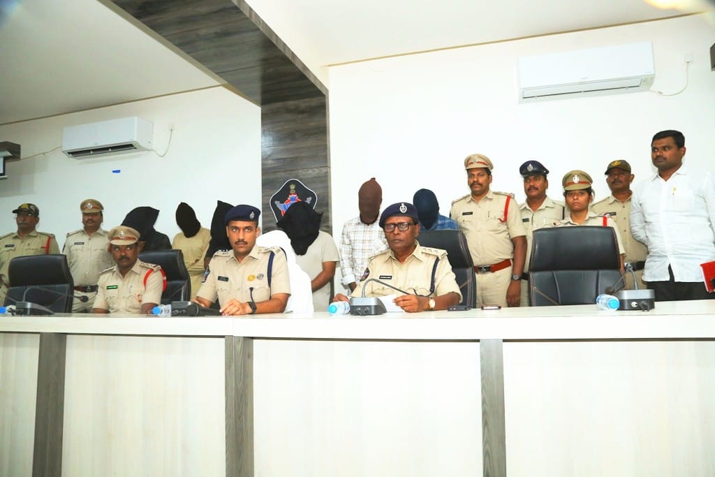 police_guntur's tweet image. మాదక ద్రవ్యాలను (MDM) అమ్ముతున్న, కొంటున్న 06 మంది యువకులను అరెస్ట్ చేసిన పాత గుంటూరు పోలీసులు.......
@APPOLICE100 
##GunturDistrict 
#AntiDrugOperation 
#NarcoticsControl 
#GanjaSeizure 
#PoliceArrests 
#CrimeControl
 #YouthSafety 
#LawAndOrder 
#DrugAwareness