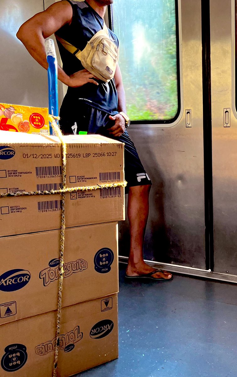 Utilidade pública:

Andando por aí, sempre vejo esse boy vendendo chocolate. Daí me veio uma dúvida:

Essa marca de chocolate é boa? O que vcs acham?