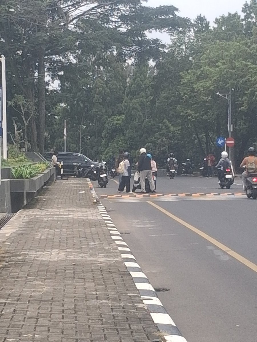 undipmfs2's tweet image. -dips! jujur ya, gatau lagi ini gebrakan baru apa, tapi td sender sm temen2 lewat dpn wp ada orang jatuh, sender jg hampir kepleset gara2 polisi tidur baru ini, sumpah ngeselin‼️‼️‼️
maaf kakaknya yang kefoto, aku izin up di mf:(