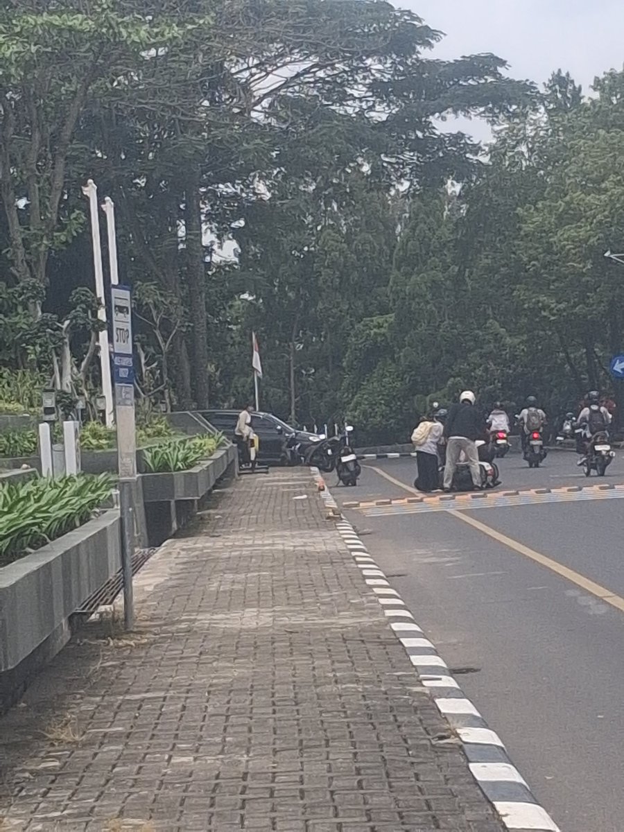 undipmfs2's tweet image. -dips! jujur ya, gatau lagi ini gebrakan baru apa, tapi td sender sm temen2 lewat dpn wp ada orang jatuh, sender jg hampir kepleset gara2 polisi tidur baru ini, sumpah ngeselin‼️‼️‼️
maaf kakaknya yang kefoto, aku izin up di mf:(