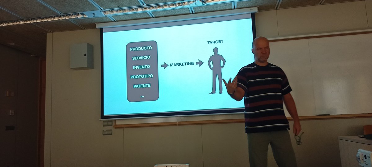 GeomaticaUPV's tweet image. El 14N contamos con la presencia de @xavisempere , profesional del área de Marketing, docente, cofundador y CCO de @trumboagency  (Trumbo® Agency), que impartió un seminario a nuestros estudiantes del máster universitario en Ingeniería Geomática y Geoinformación @UPV .