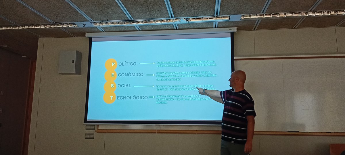 GeomaticaUPV's tweet image. El 14N contamos con la presencia de @xavisempere , profesional del área de Marketing, docente, cofundador y CCO de @trumboagency  (Trumbo® Agency), que impartió un seminario a nuestros estudiantes del máster universitario en Ingeniería Geomática y Geoinformación @UPV .
