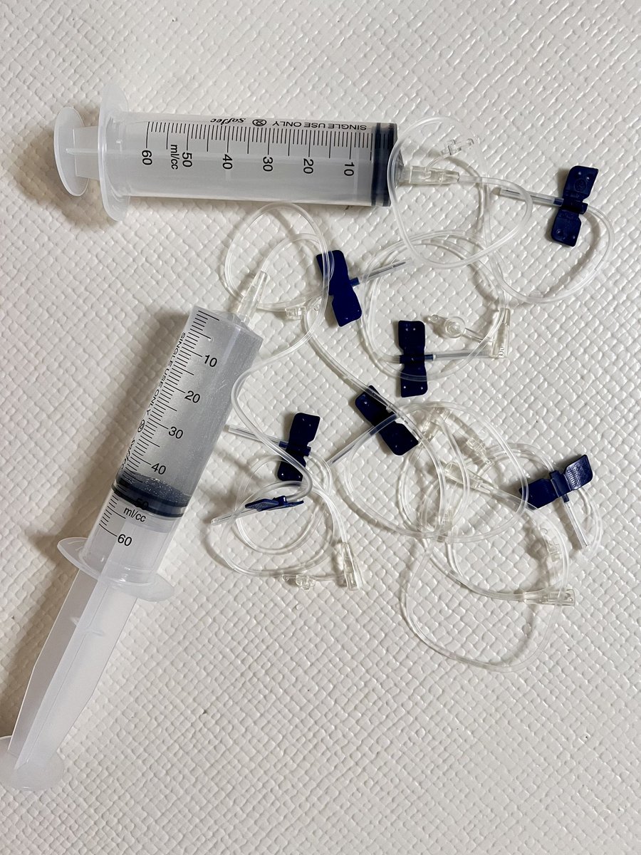 오늘은 겨우 60ml 하나 놓으면서 바늘 7개와 주사기 2개를 썼다 
바늘이 문제인 건가 내가 문제인 건가ㅠ 
25게이지로 바꾼 뒤로는 매일이 아주 실패의 연속이다 
저 바늘 주문한지 한달 다 돼가는데 그래도 혹시 남은 1박스는 24게이지로 교환해주실 수 없을까요 그래볼까 
정말 울고 싶다 흑흑