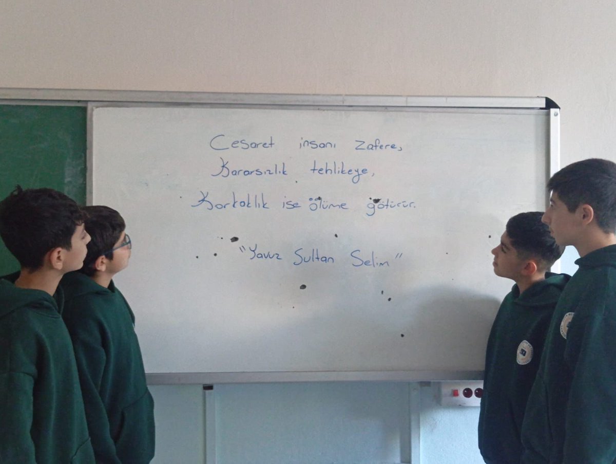 TÜGVA Mardin İl Lise Koordinatörlüğü olarak Derik ilçemizde,
“Cesaret insanı zafere, kararsızlık tehlikeye, korkaklık ise ölüme götürür.” – Yavuz Sultan Selim sözünü temel alan Yaz Tahtaya etkinliğimizi gerçekleştirdik. ✍️📚

#TÜGVA #Mardin #YazTahtaya #TügvaLise