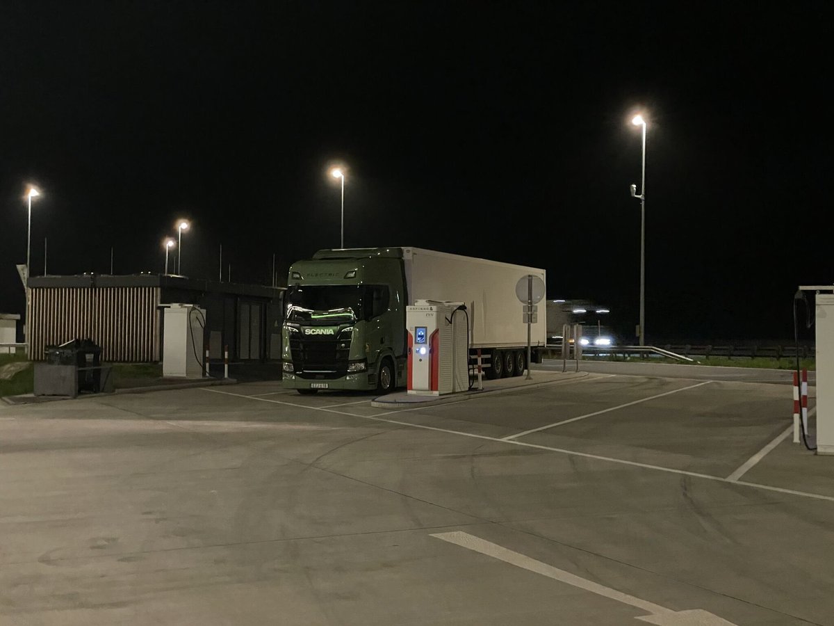 electricfelix's tweet image. This Is The Way ⚡️⚡️⚡️
🚗🚗🚛🚛
#proper #signage
#MOREPLUGS
#alwaysbecharging 

photos: Anders Gaasedal at Roggendorf 🇦🇹
