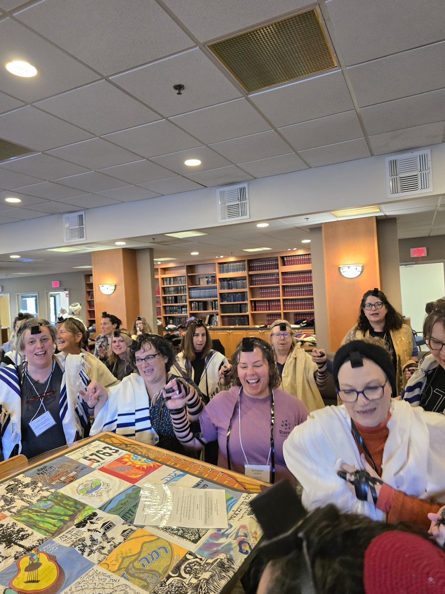 idit_lev's tweet image. שערים - חגיגת 40 שנה להסמכת נשים לרבנות בתנועה המסורתית.
עשרות נשים, מהותיקות לצעירות.
הערכה של אלו שהיו צריכות לשבור את השערים כדי שכולנו נוכל להכנס.
לימוד. יצירה. מדבקות מגניבות וטבע נפלא. 
זכות גדולה הייתה להיות שם,
עם כולן.