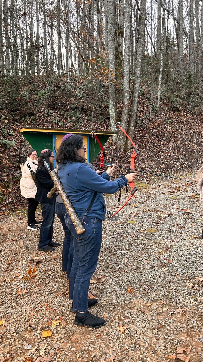 idit_lev's tweet image. שערים - חגיגת 40 שנה להסמכת נשים לרבנות בתנועה המסורתית.
עשרות נשים, מהותיקות לצעירות.
הערכה של אלו שהיו צריכות לשבור את השערים כדי שכולנו נוכל להכנס.
לימוד. יצירה. מדבקות מגניבות וטבע נפלא. 
זכות גדולה הייתה להיות שם,
עם כולן.