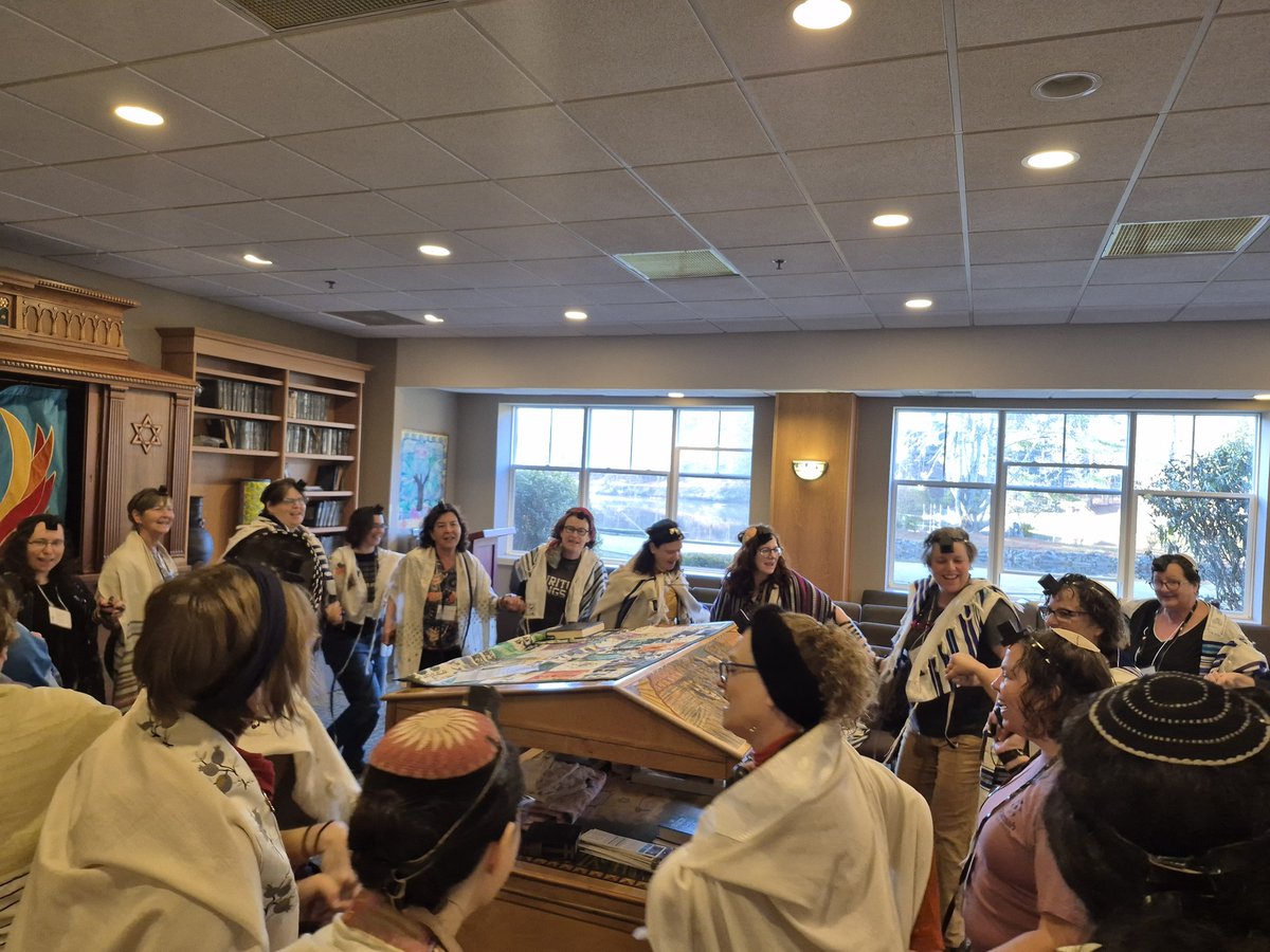 idit_lev's tweet image. שערים - חגיגת 40 שנה להסמכת נשים לרבנות בתנועה המסורתית.
עשרות נשים, מהותיקות לצעירות.
הערכה של אלו שהיו צריכות לשבור את השערים כדי שכולנו נוכל להכנס.
לימוד. יצירה. מדבקות מגניבות וטבע נפלא. 
זכות גדולה הייתה להיות שם,
עם כולן.