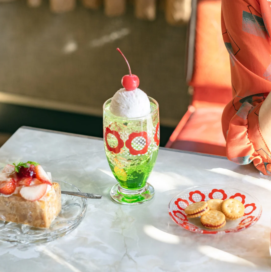 aderia_retro's tweet image. 白い水玉模様と赤いお花がとってもキュートな「花だん」❤️🤍古き良き昭和の時代の、王道レトロポップなデザイが人気です🥰

脚付きグラスと台付グラスは、オンラインショップ限定販売です❣️

脚付きグラス
aderia-retro.com/products/1023
台付きグラス
aderia-retro.com/collections/ka…